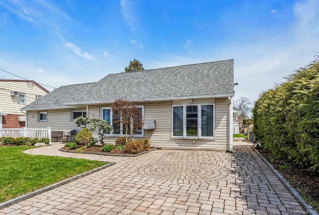 9 Blanche Street, Plainview, NY 11803