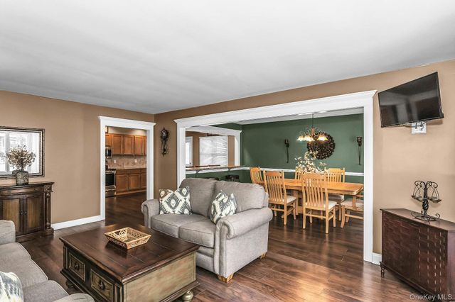 9 Blanche Street, Plainview, NY 11803