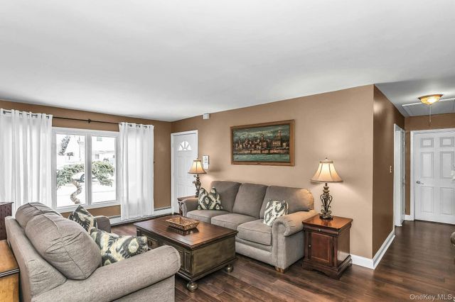 9 Blanche Street, Plainview, NY 11803