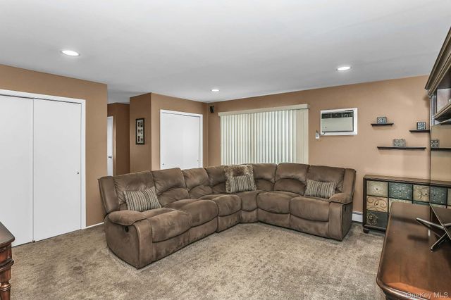 9 Blanche Street, Plainview, NY 11803