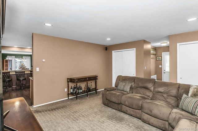 9 Blanche Street, Plainview, NY 11803