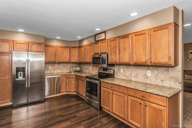 9 Blanche Street, Plainview, NY 11803