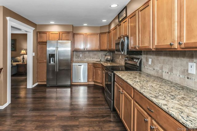 9 Blanche Street, Plainview, NY 11803