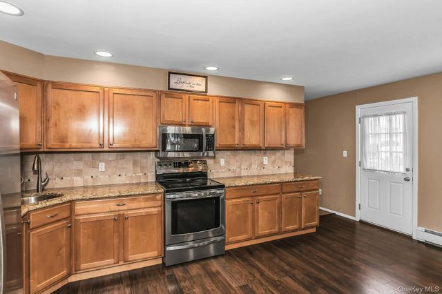 9 Blanche Street, Plainview, NY 11803