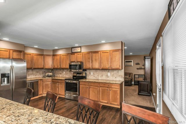 9 Blanche Street, Plainview, NY 11803