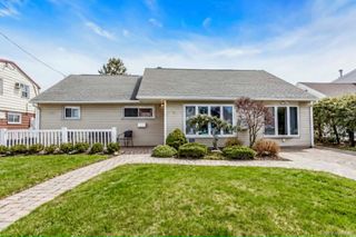 9 Blanche Street, Plainview, NY 11803