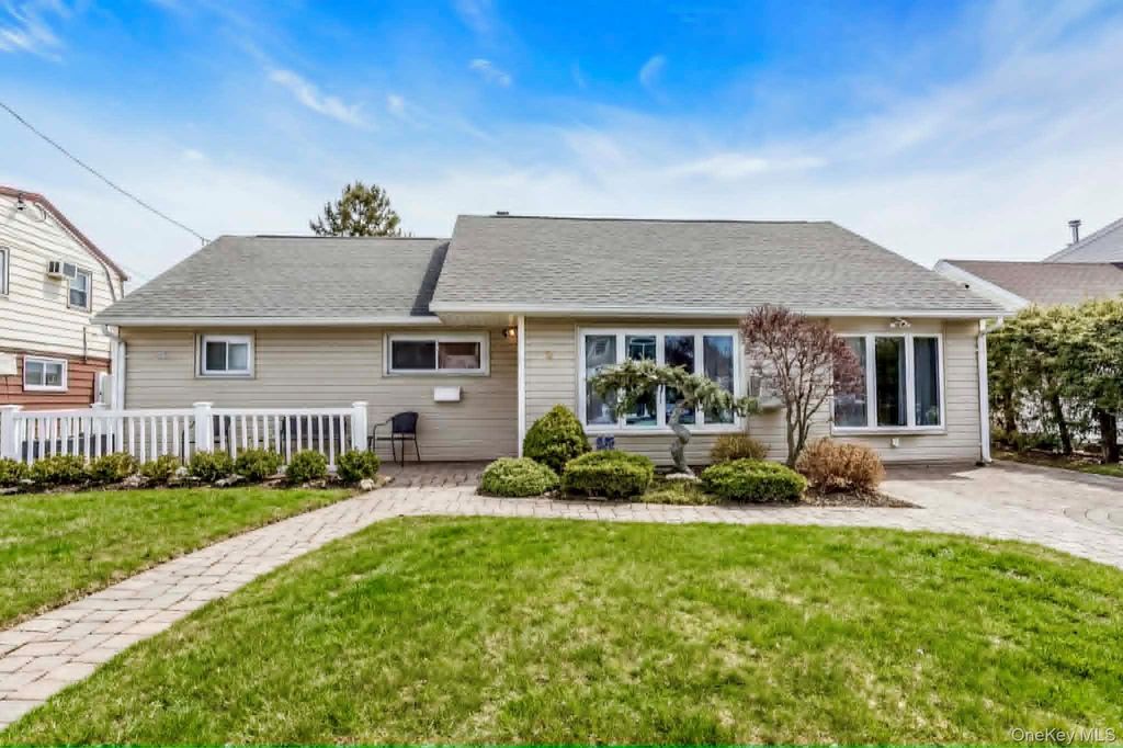 9 Blanche Street, Plainview, NY 11803