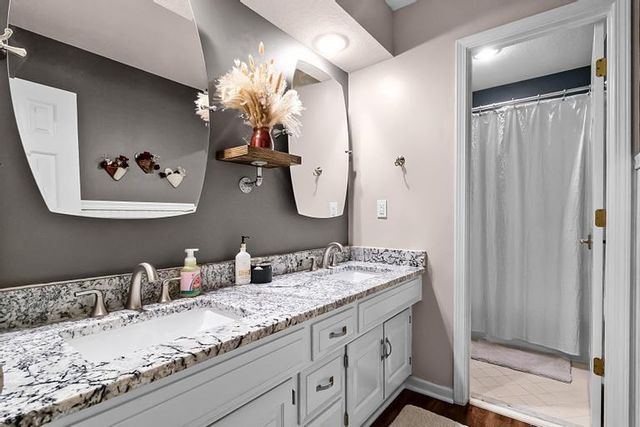 4024 W 124th Street, Leawood, KS 66209