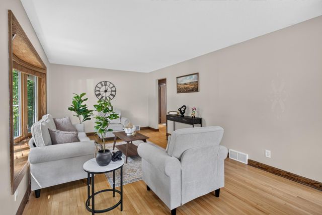 1212 Sugar Lane, Chaska, MN 55318