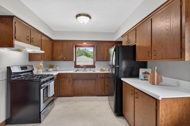 1212 Sugar Lane, Chaska, MN 55318