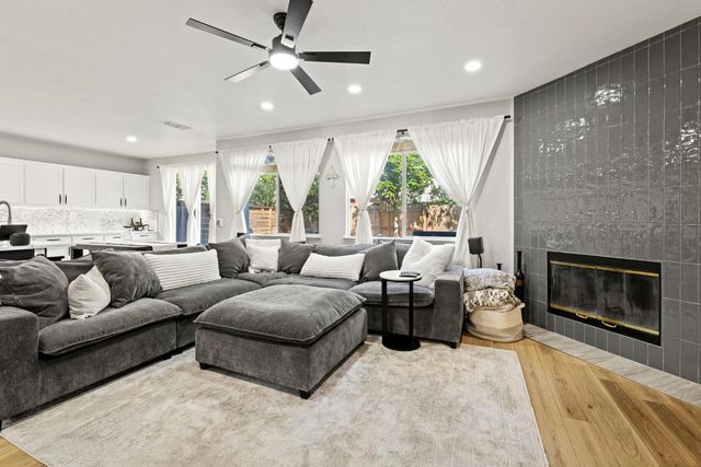 24 Sabre Ct, Sacramento, CA 95835