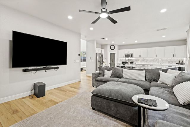 24 Sabre Ct, Sacramento, CA 95835