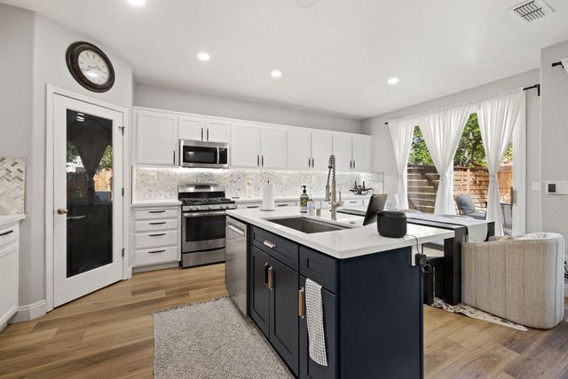 24 Sabre Ct, Sacramento, CA 95835