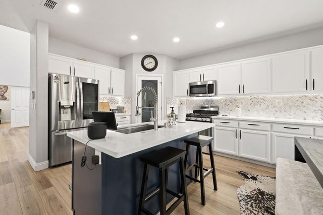 24 Sabre Ct, Sacramento, CA 95835