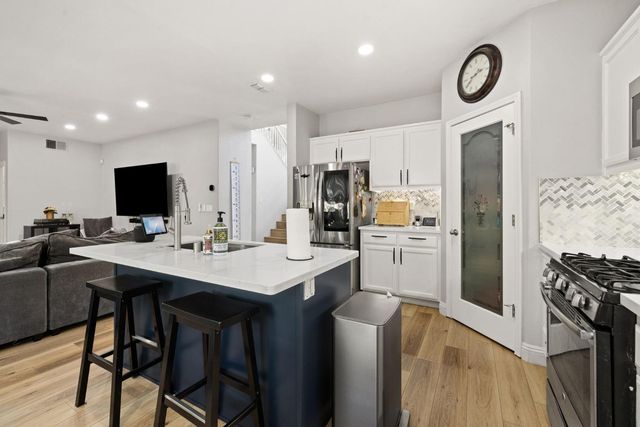 24 Sabre Ct, Sacramento, CA 95835