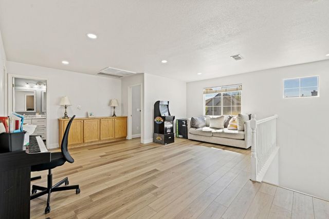 24 Sabre Ct, Sacramento, CA 95835