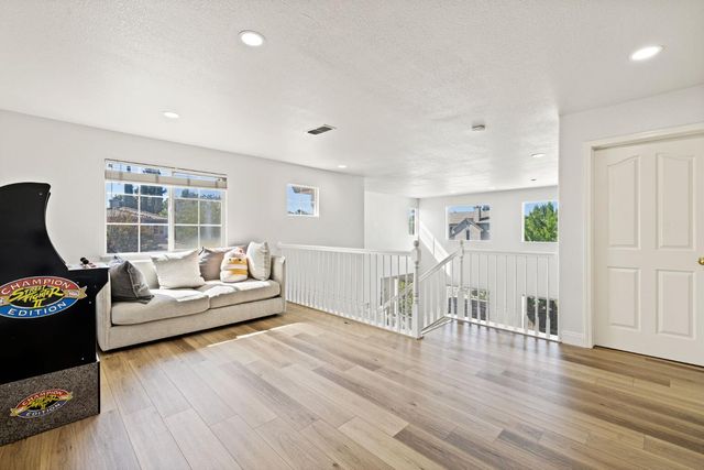 24 Sabre Ct, Sacramento, CA 95835