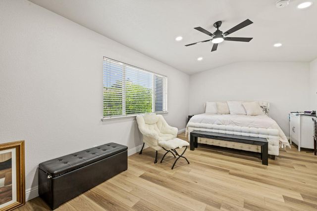 24 Sabre Ct, Sacramento, CA 95835