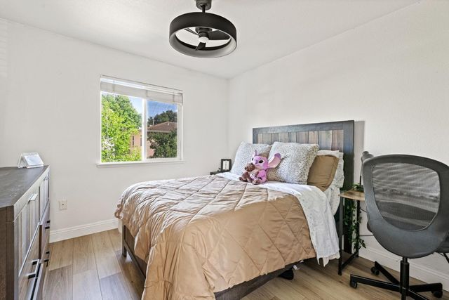 24 Sabre Ct, Sacramento, CA 95835