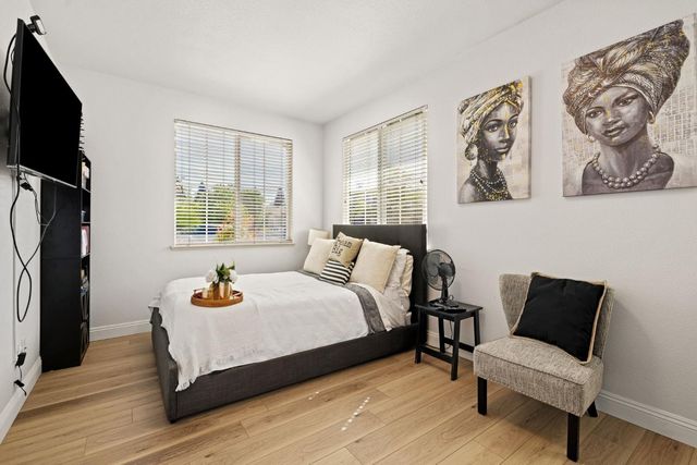24 Sabre Ct, Sacramento, CA 95835
