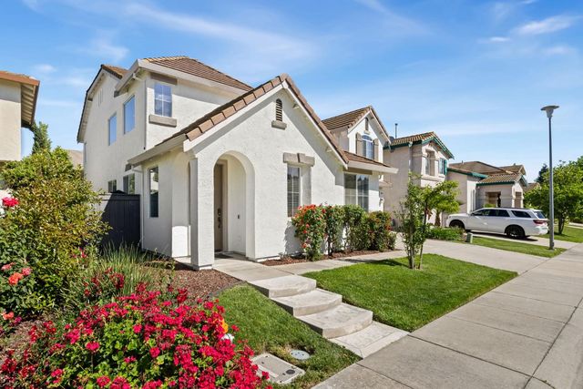 24 Sabre Ct, Sacramento, CA 95835
