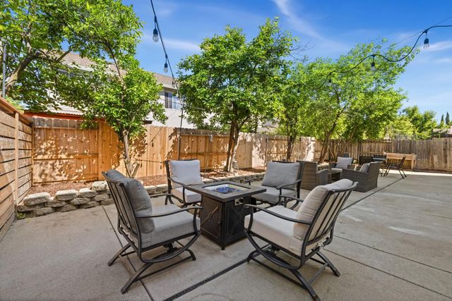 24 Sabre Ct, Sacramento, CA 95835