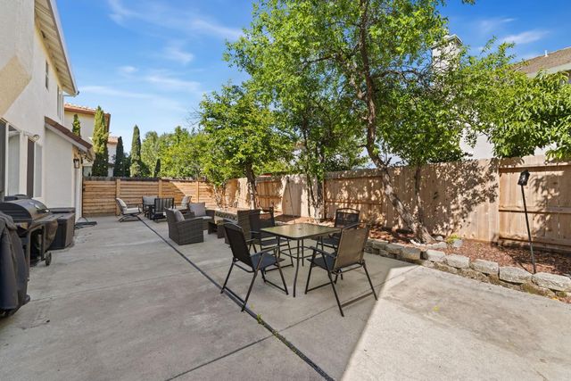 24 Sabre Ct, Sacramento, CA 95835