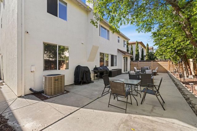 24 Sabre Ct, Sacramento, CA 95835