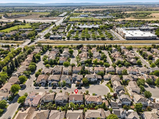 24 Sabre Ct, Sacramento, CA 95835