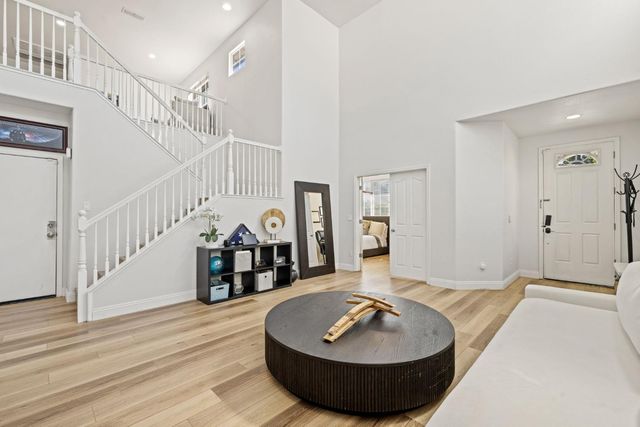 24 Sabre Ct, Sacramento, CA 95835