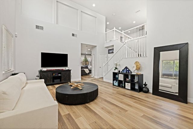 24 Sabre Ct, Sacramento, CA 95835