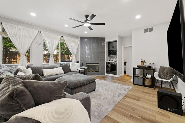 24 Sabre Ct, Sacramento, CA 95835
