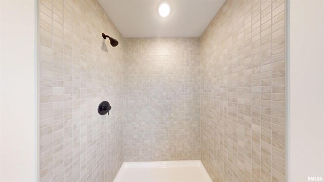 5922 BUTTERFIELD Court, Bettendorf, IA 52722