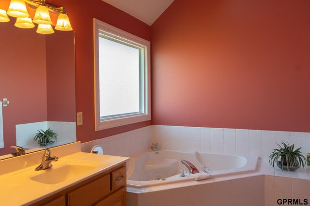 7823 N 156th Avenue, Bennington, NE 68007