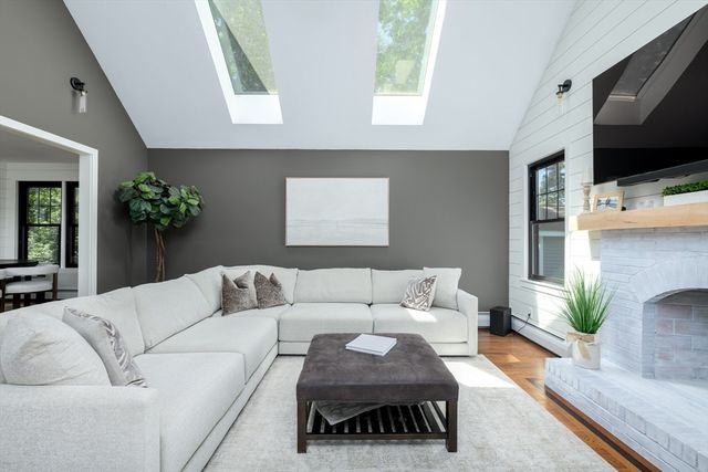 21 Round Table Road, Shrewsbury, MA 01545