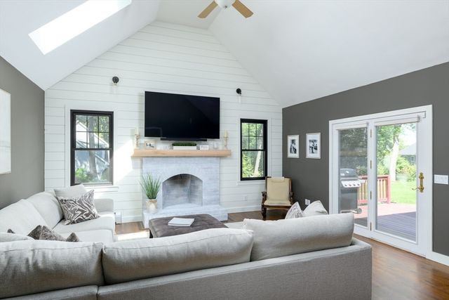 21 Round Table Road, Shrewsbury, MA 01545