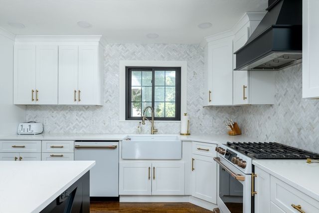 21 Round Table Road, Shrewsbury, MA 01545