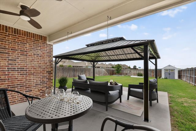 940 Crest Breeze Drive, Fort Worth, TX 76052
