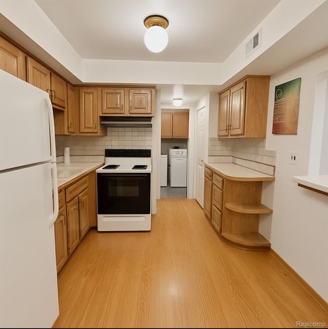 32756 Barclay Square, Warren, MI 48093