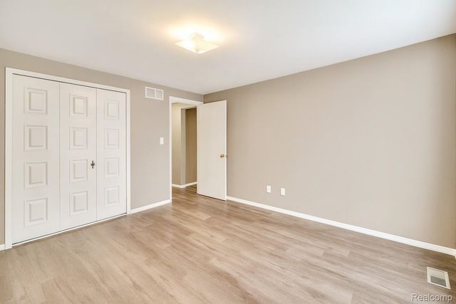 32756 Barclay Square, Warren, MI 48093