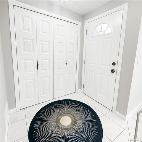 32756 Barclay Square, Warren, MI 48093