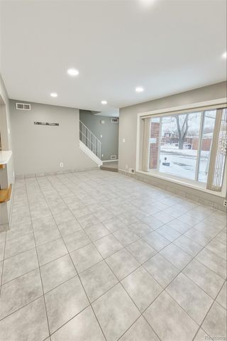 32756 Barclay Square, Warren, MI 48093