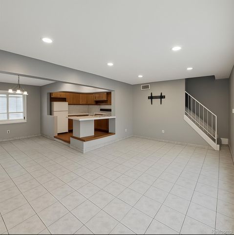 32756 Barclay Square, Warren, MI 48093