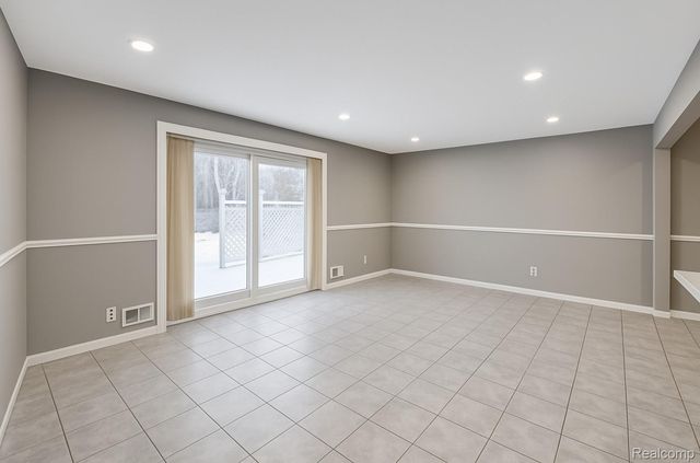 32756 Barclay Square, Warren, MI 48093