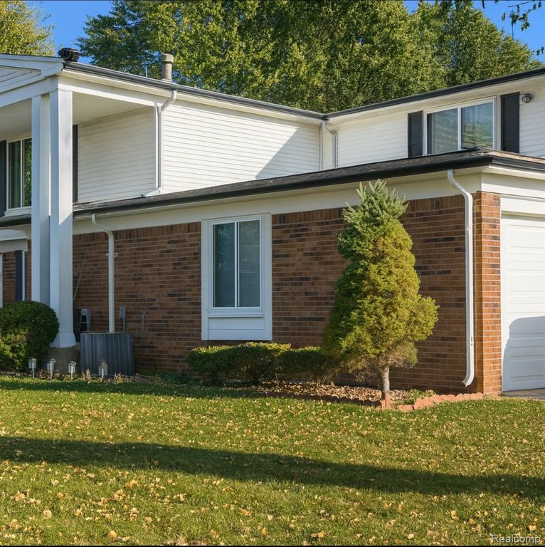 32756 Barclay Square, Warren, MI 48093