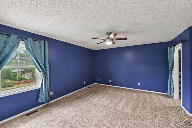 2500 SW Gainsboro RD, Topeka, KS 66614