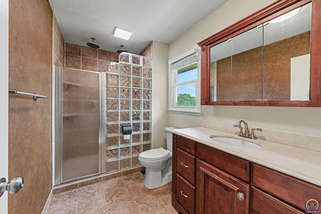 2500 SW Gainsboro RD, Topeka, KS 66614