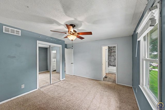 2500 SW Gainsboro RD, Topeka, KS 66614
