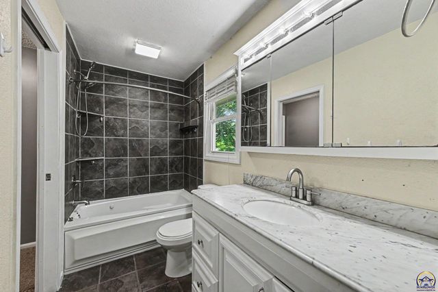 2500 SW Gainsboro RD, Topeka, KS 66614