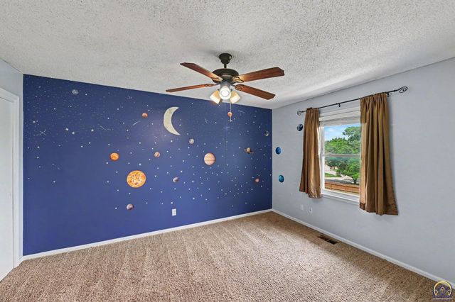2500 SW Gainsboro RD, Topeka, KS 66614